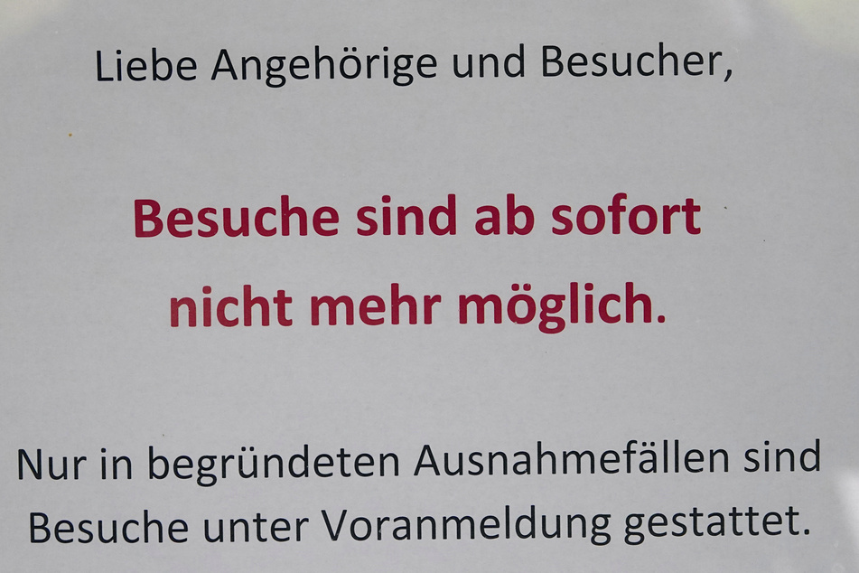 Dieser Zettel hängt an der Eingangstür des Altenheims.