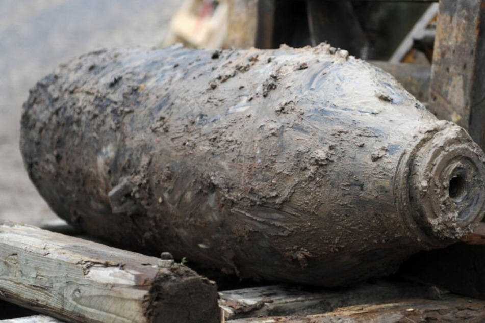 Die Bombe war etwa 50 x 12 Zentimeter groß und wurde auf einem Feld in Großpösna gesprengt. (Symbolbild)