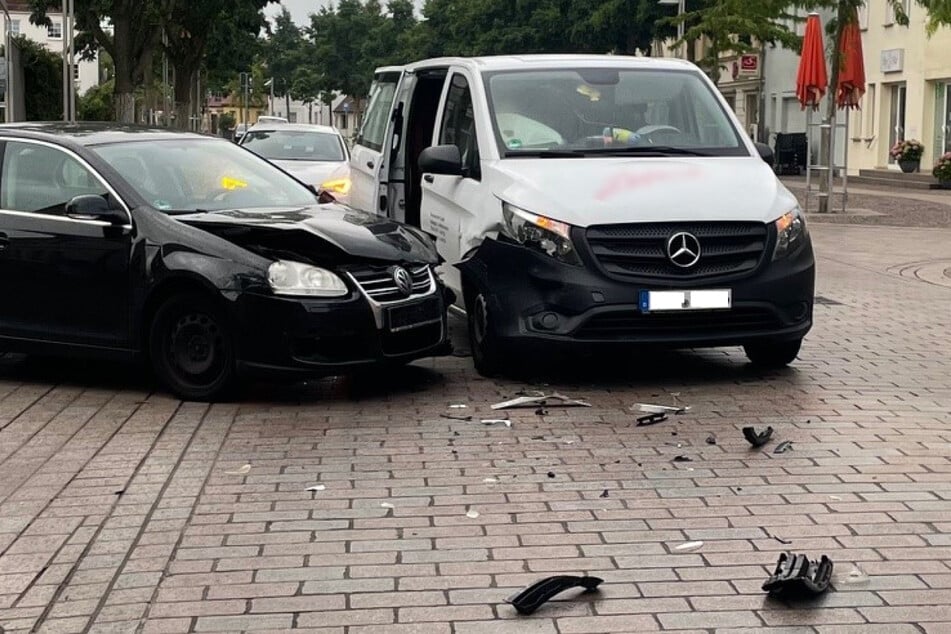 Bei dem Unfall wurden zwei Männer verletzt und in ein Krankenhaus gebracht.