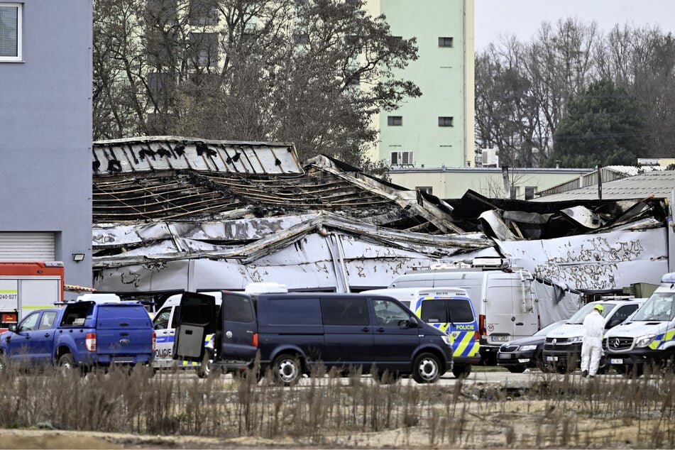 Blick auf eine abgebrannte Lagerhalle in einem tschechischen Industriegebiet.