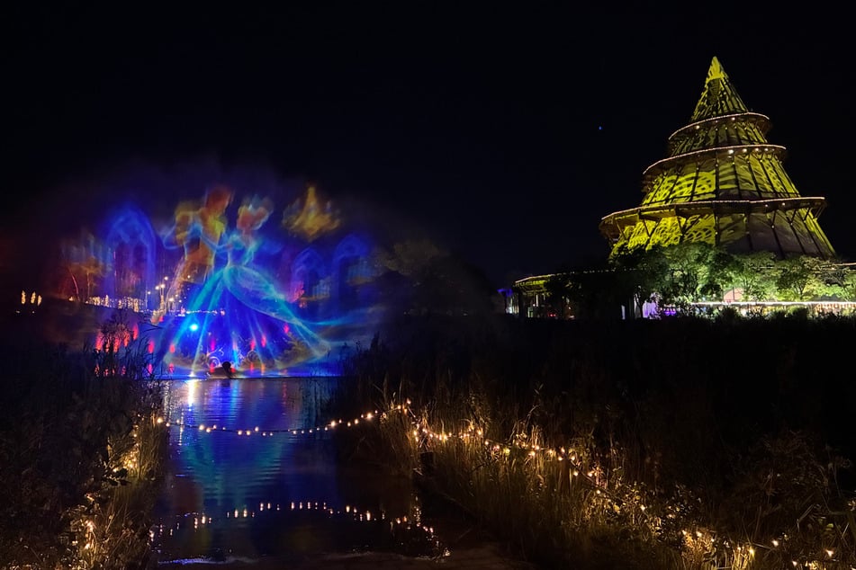 Highlight ist eine Lasershow über dem Angersee, direkt vor dem Jahrtausendturm.