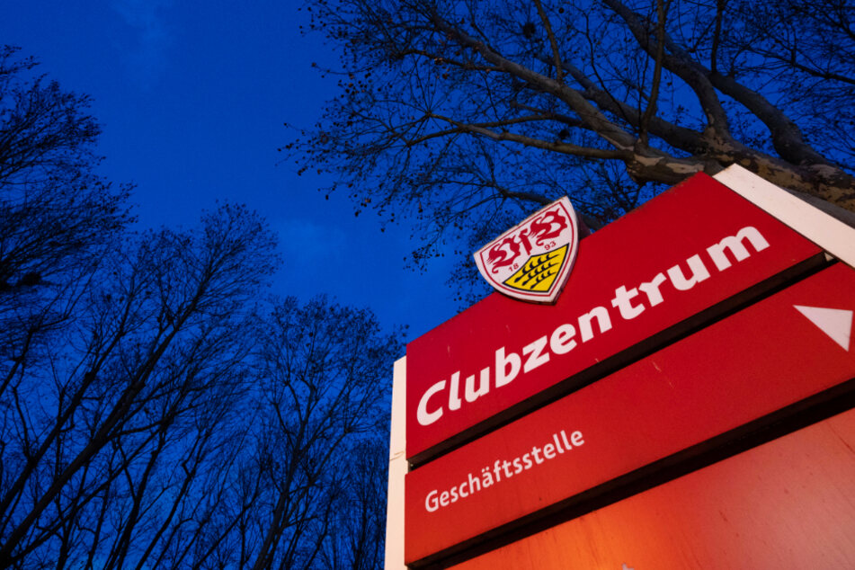 Vor dem Clubzentrum des VfB Stuttgart an der Mercedesstraße wurden Botschaften abgelegt, die eine Nominierung von Claus Vogt zur Präsidentschaftswahl fordern.