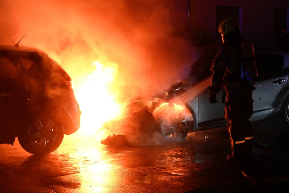 Berlin: Feuerteufel am Werk? Auto geht in Tempelhof in Flammen auf
