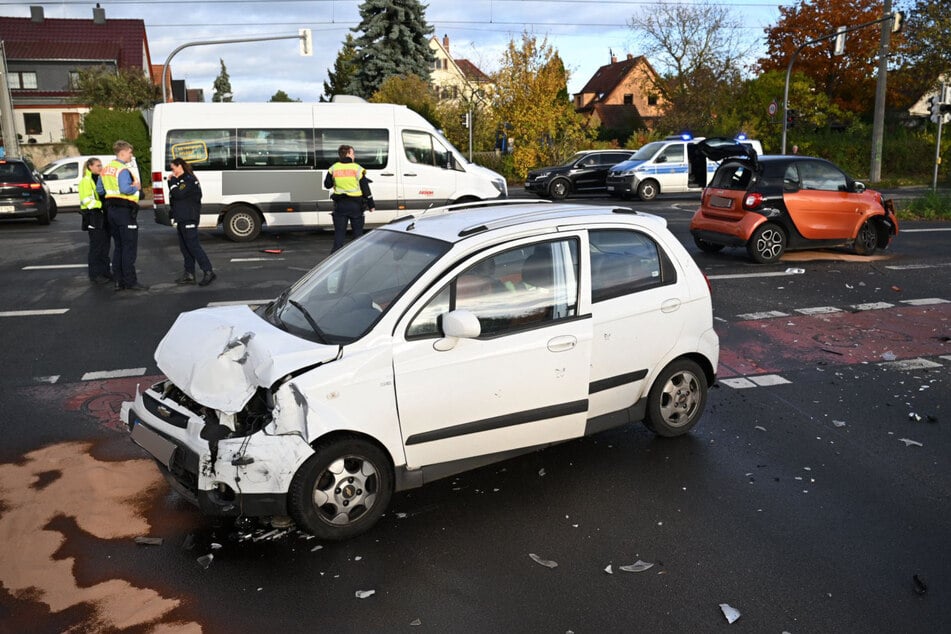 Beide Autos blockieren die Kreuzung.
