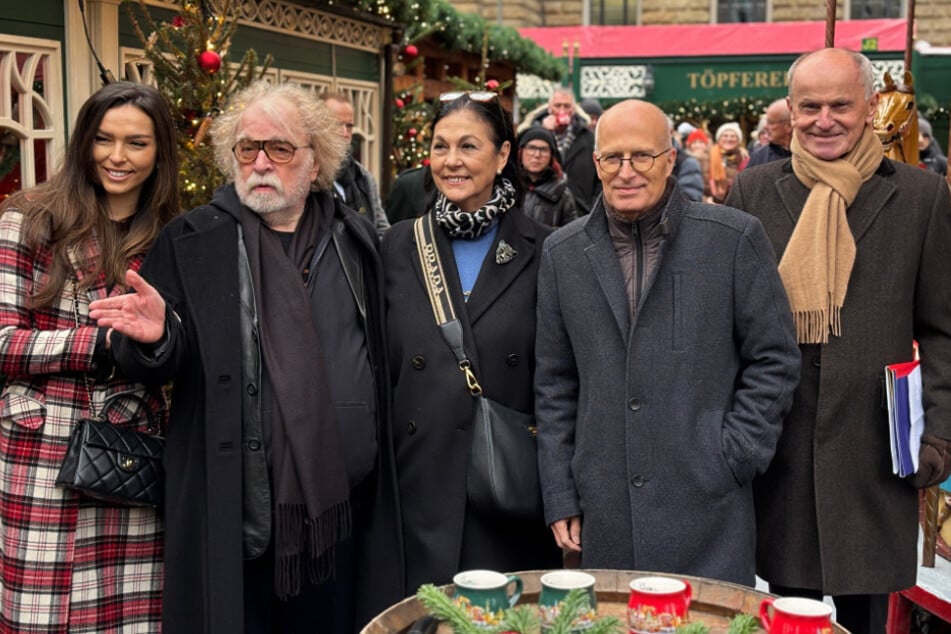 V.l.n.r.: Lili Paul-Roncalli, Bernhard Paul, Eliana Paul, Bürgermeister Peter Tschentscher und EECMA-Vorstand Josef Schüller bei der Eröffnung des Marktes.