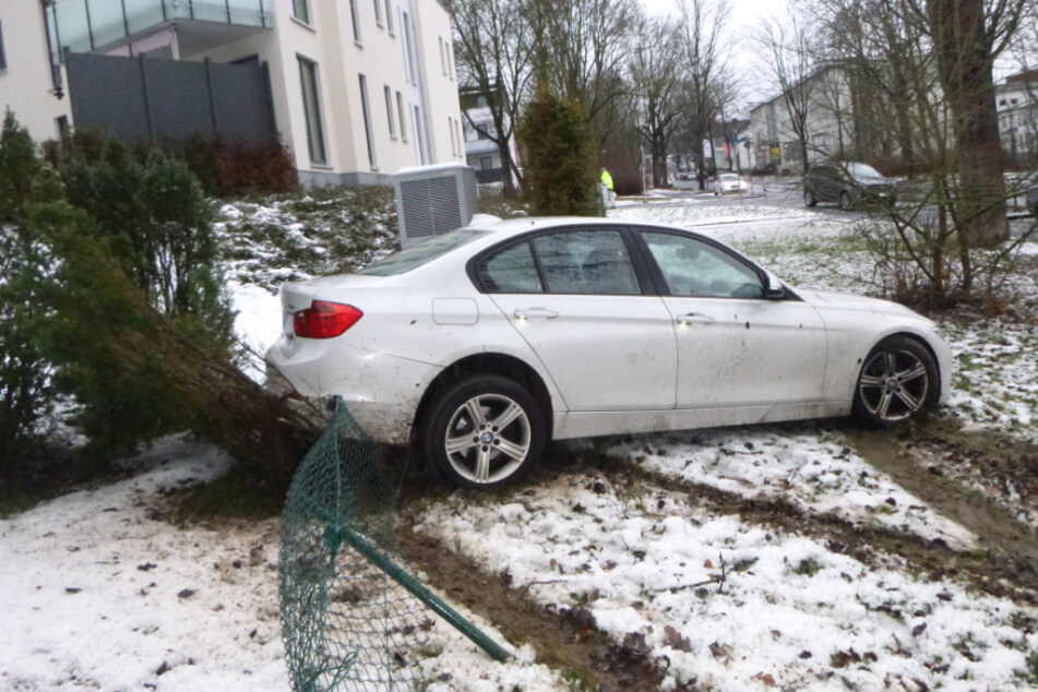 Der BMW schlitterte in einen Zaun.