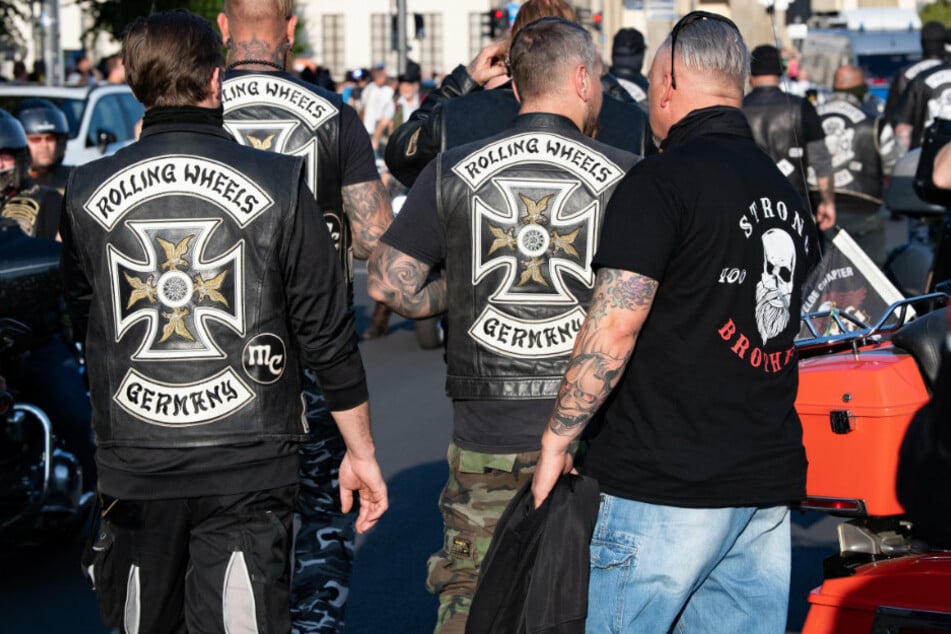 Teilnehmer an der Motorrad-Demonstration der Rockerbande Hells Angels zeigen auf der Straße des 17. Juni ihre Kutten.
