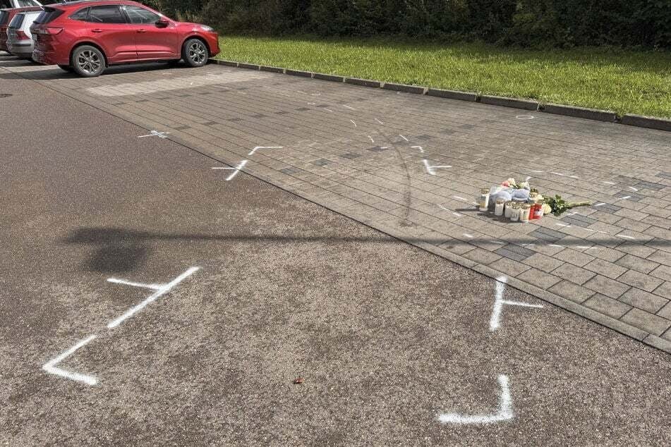 Auf einem Supermarktparkplatz in Niedernhall soll der junge Autofahrer sein Opfer verfolgt und schließlich angefahren haben.