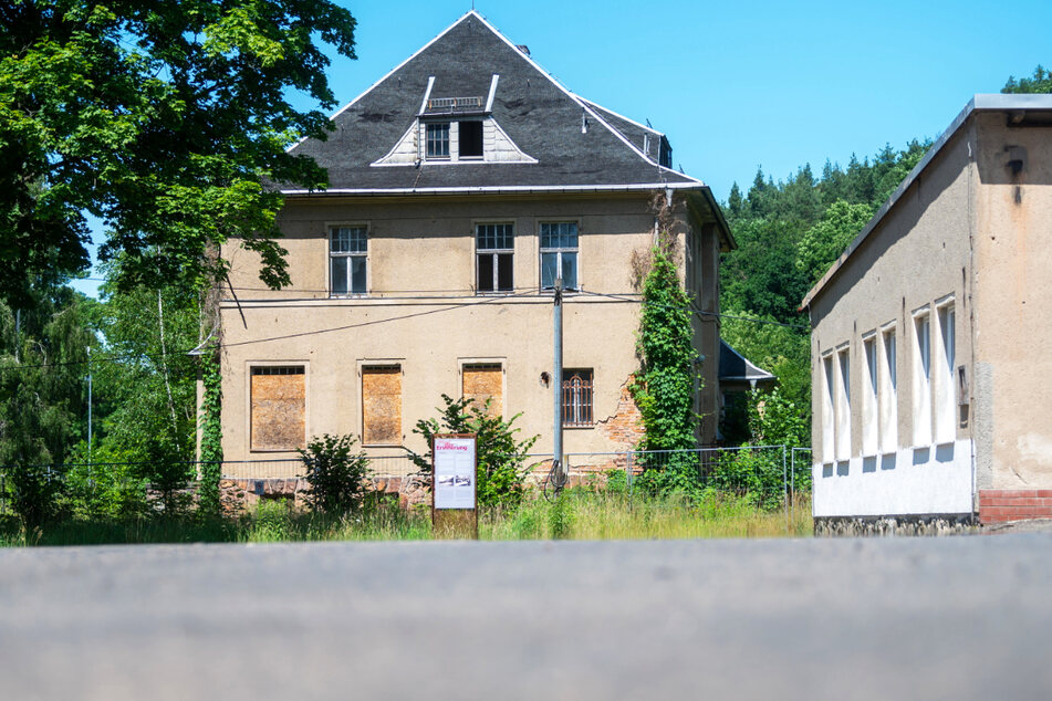 Die baufällige Kommandanten-Villa im ehemaligen KZ Sachsenburg soll abgerissen werden. Dagegen gibt es Proteste.