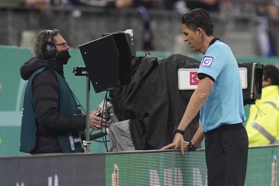 Der Referee sah sich die Szene am Bildschirm noch einmal an und entschied anschließend auf Strafstoß.