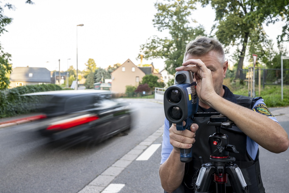 Polizeiobermeister Rico Müller (48) kontrollierte die Autos an der Grundschule Röhrsdorf.