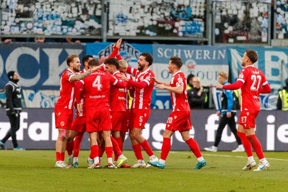 Cottbuser dreht durch! Energie gewinnt auch das Ostderby gegen Hansa Rostock.