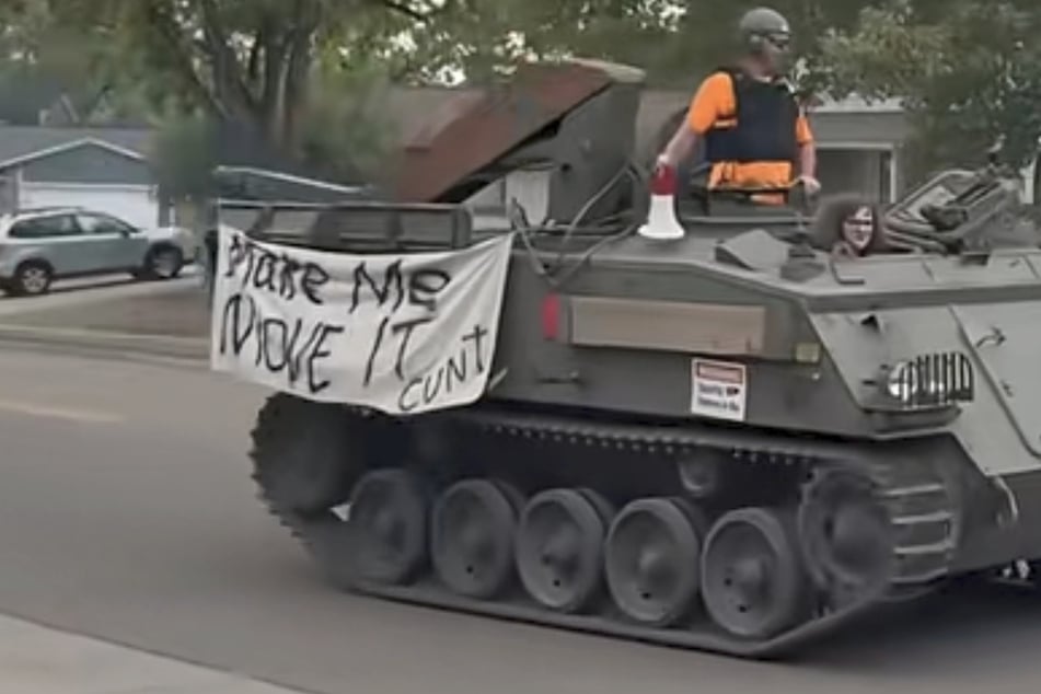 Plötzlich rollt ein Panzer durch die Nachbarschaft: Anwohner greift zum Gewehr