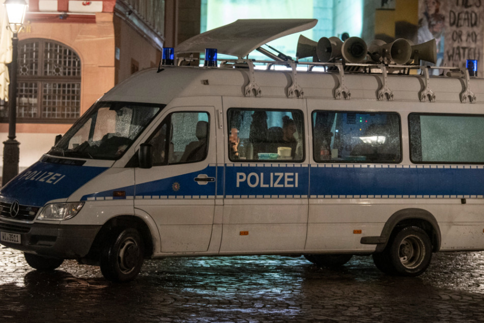 Das Foto zeigt einen Lautsprecherwagen der Polizei auf dem Frankfurter Römerberg.