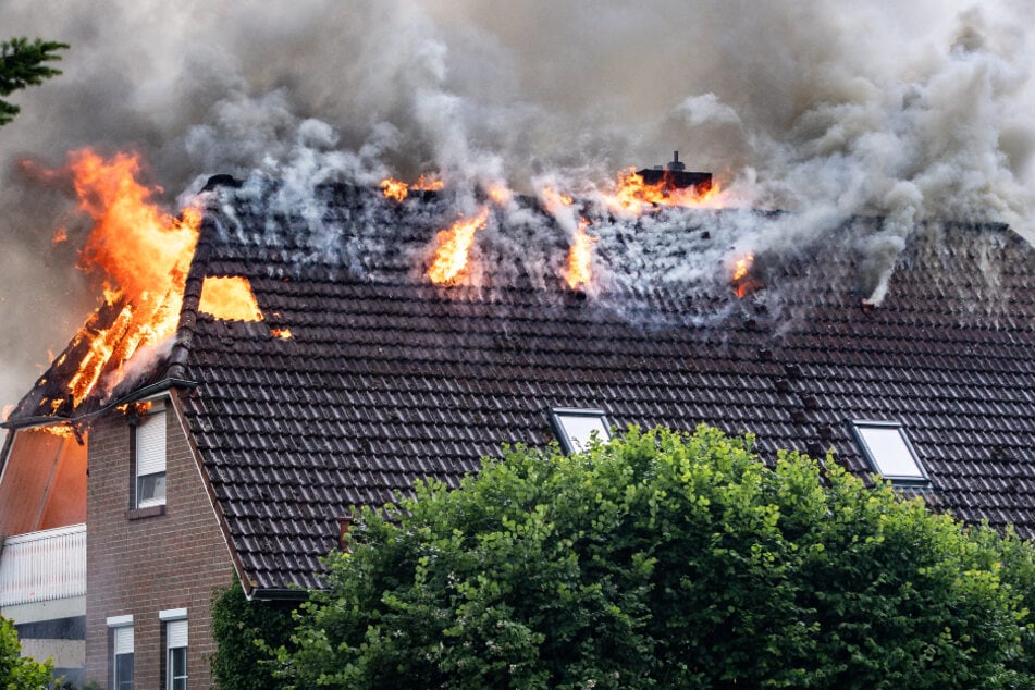 Blitzeinschlag? Mehrfamilienhaus lichterloh in Flammen