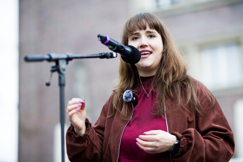 Ricarda Lang (32) spricht sich öffentlich gegen sexualisierte Gewalt aus, so auch auf einer Kundgebung am 25. März in Hannover.