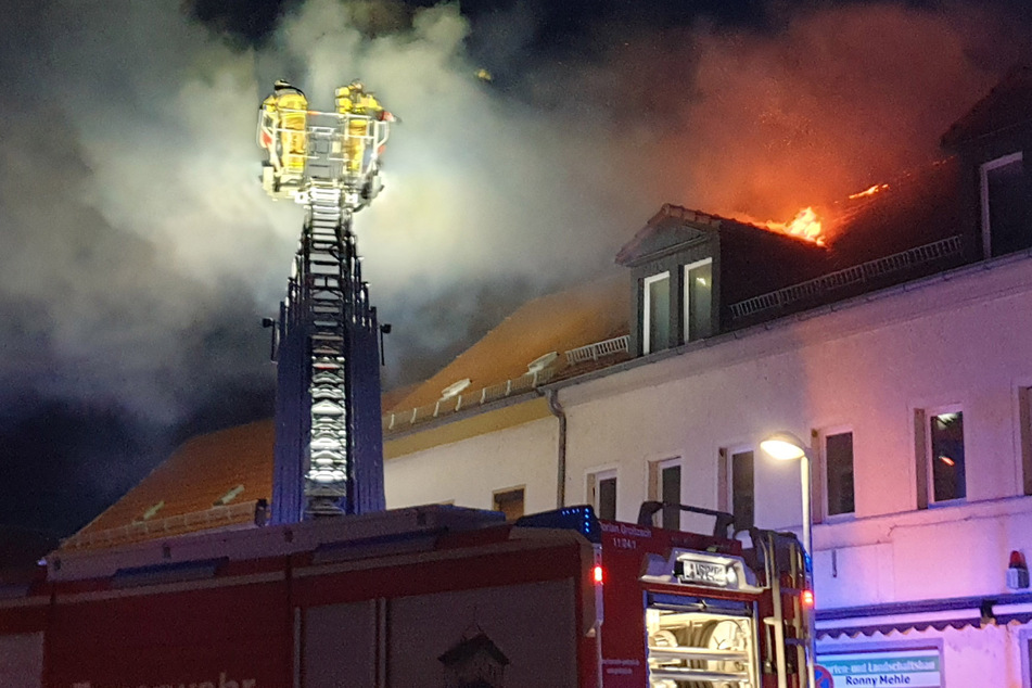 Dachstuhl im Landkreis Leipzig in Flammen: Dutzende Feuerwehrleute stundenlang im Einsatz