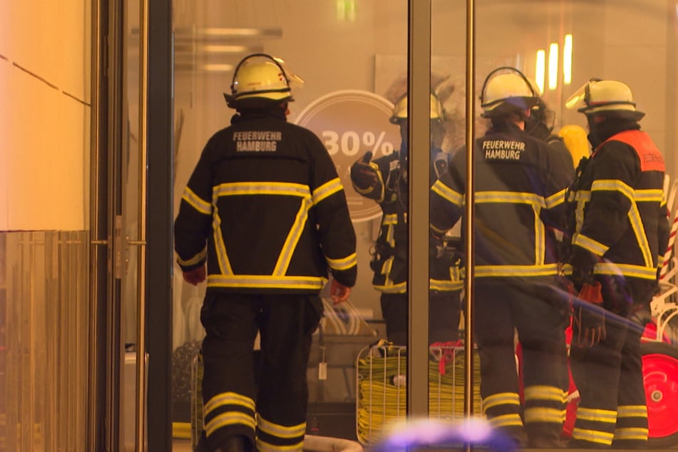 Hamburg: Feuer in Hamburger Einkaufszentrum: Großaufgebot im Einsatz