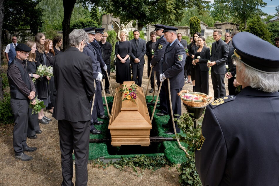 Kommissar Maybach wird zu Grabe gelassen.