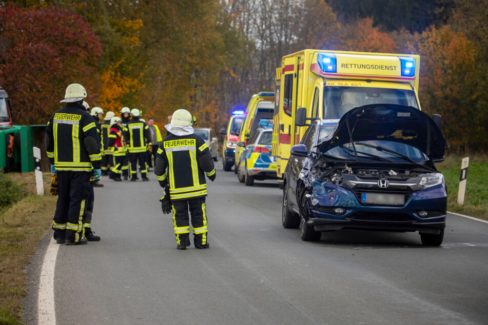 Laut ersten Informationen war der Hondafahrer nach dem Unfall eingeklemmt. Dies bestätigte sich vor Ort zum Glück nicht.