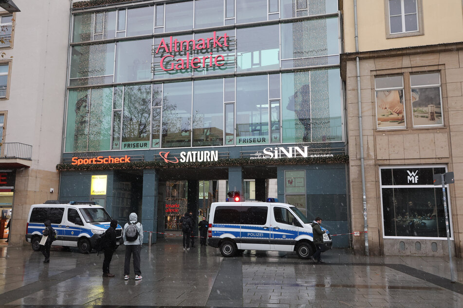 Die Polizei riegelte am Samstag die Altmarkt-Galerie komplett ab, bevor Beamte des SEK das Gebäude stürmten.