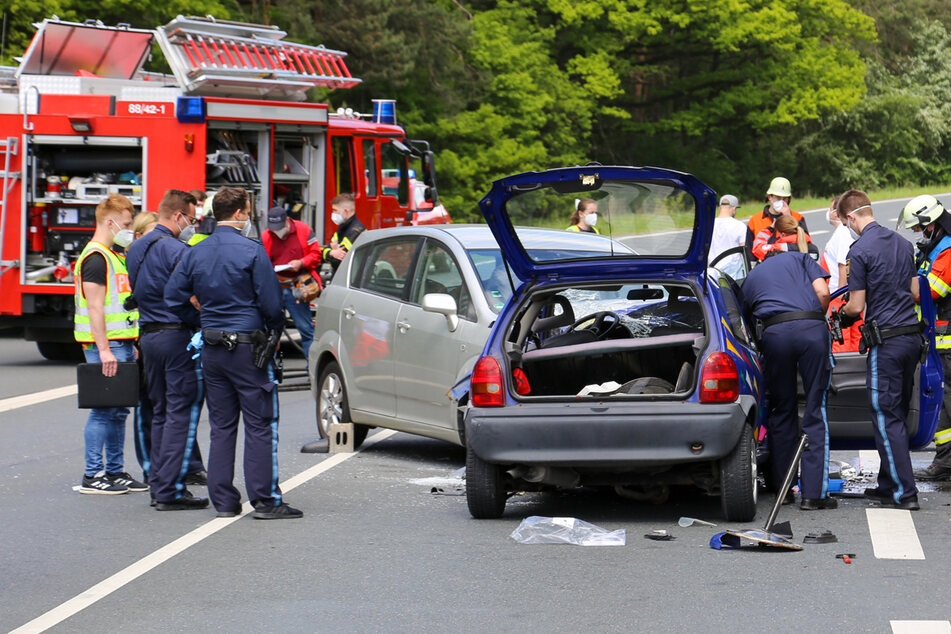 Überholmanöver endet mit Crash: Familienvater in Lebensgefahr, Tochter (14) schwer verletzt