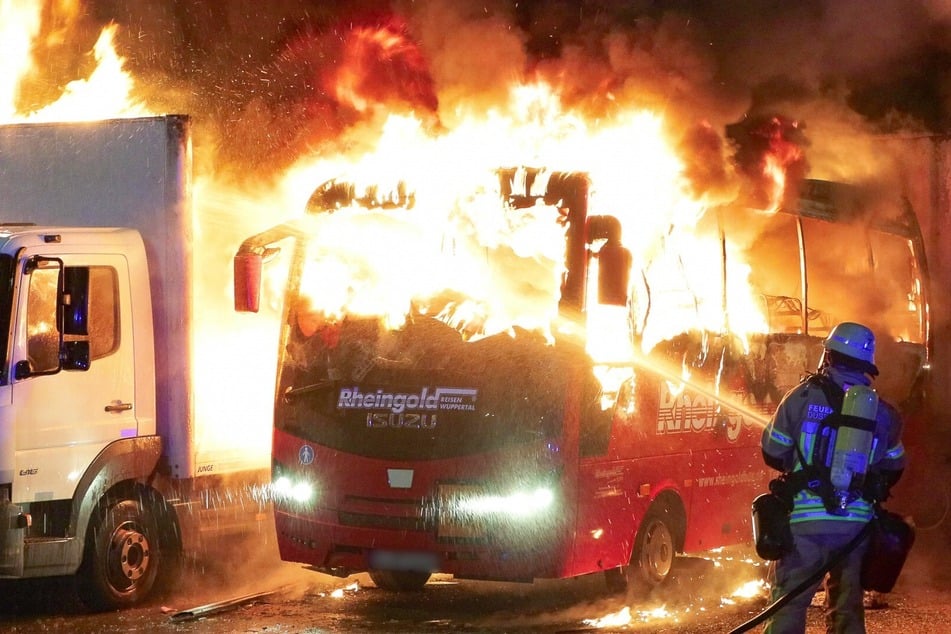 Flammeninferno auf Parkplatz: Reisebus brennt vollständig aus!