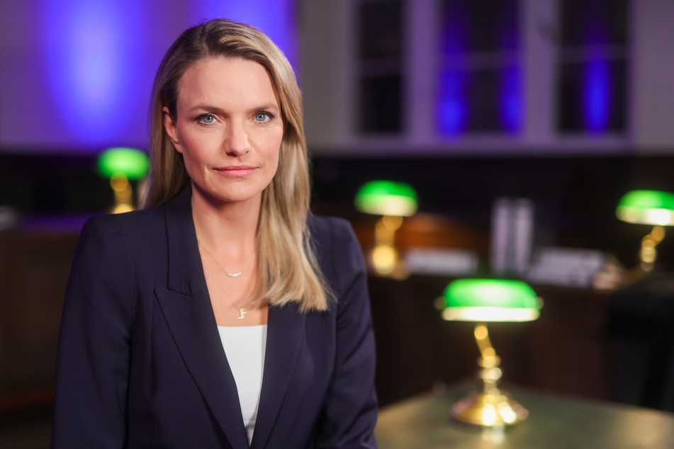 Sarah Tacke (41) ist Journalistin und ZDF-Rechtsexpertin. In der Doku "Stalking - Macht, Kontrolle, Besessenheit!" stellt sie drei True-Crime-Fälle vor.