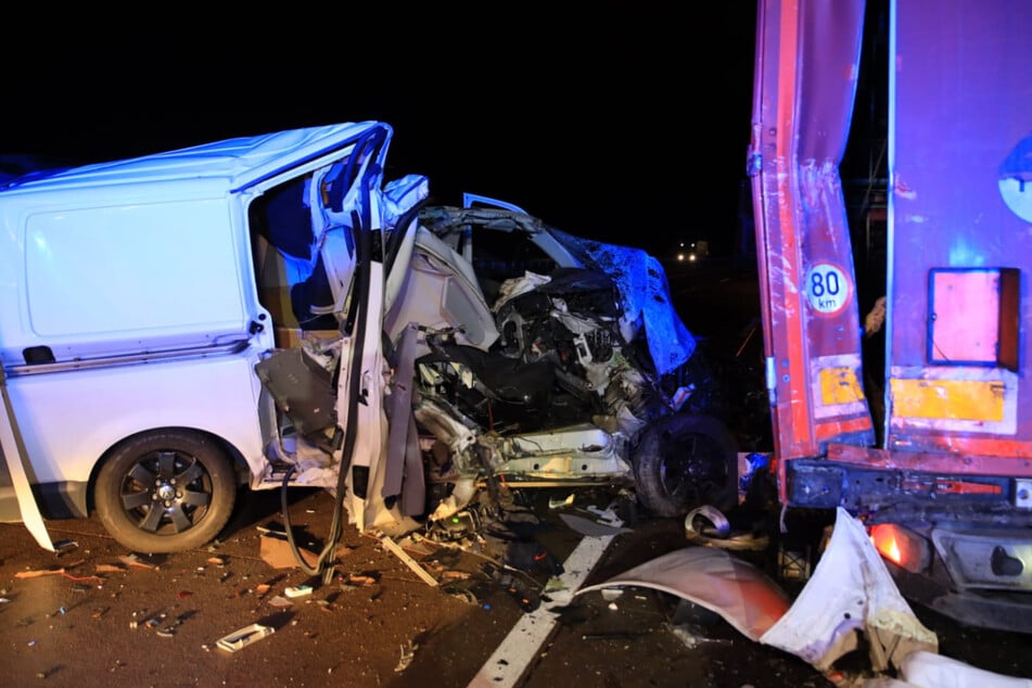 Unfall A14: Crash auf der A14: Transporter kracht in Lastwagen