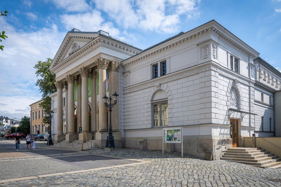 Der Plauener Standort liegt zentral am Theaterplatz.