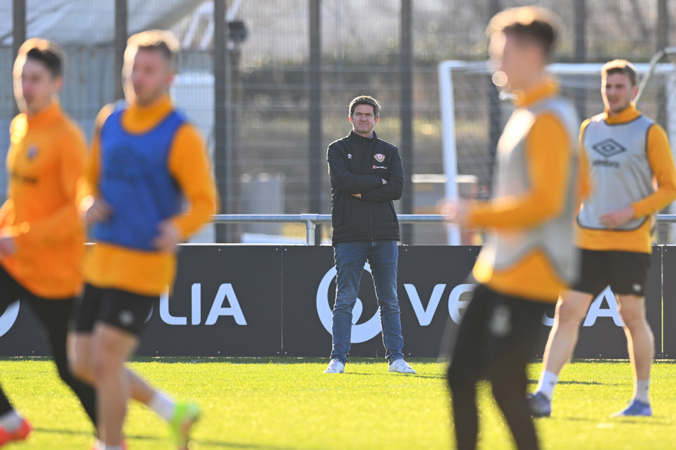 Sportgeschäftsführer Ralf Becker (M.) beobachte das Training recht gelassen. Es scheint, als habe er einen Nachfolger bereits gefunden.