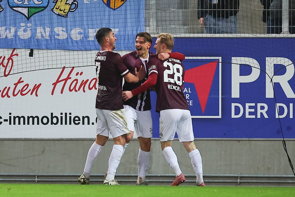 Torschütze Willi Reincke (r.) jubelte mit seinen BFC-Jungs nach dem Führungstreffer.