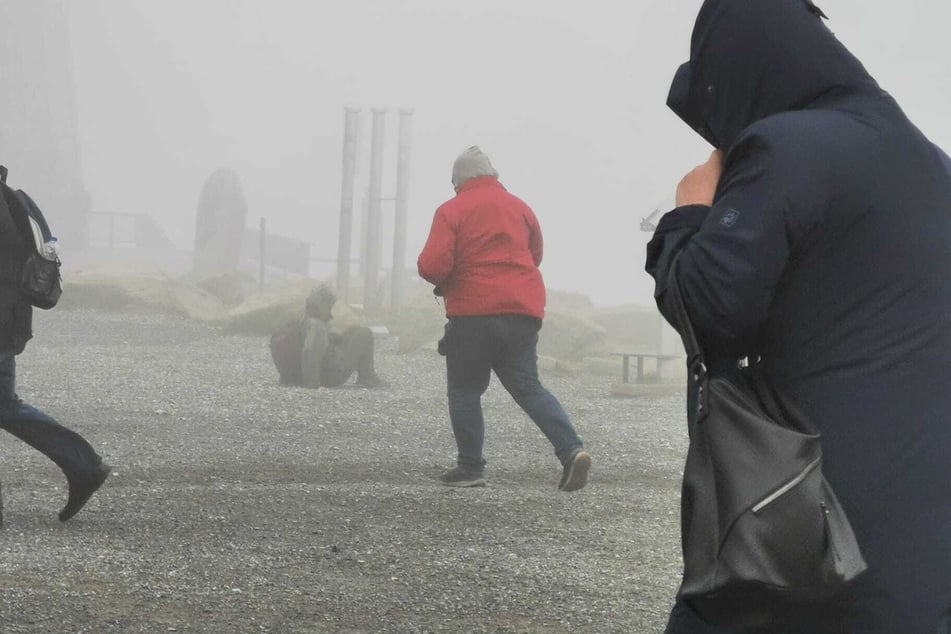 Trotz ausgesprochener Orkan-Warnung sind am Mittwoch etliche Touristen auf dem Brocken unterwegs.