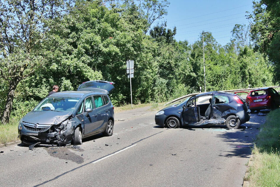 Auto übersehen: Schwerer Crash auf der Kreisstraße sorgt für fünf Verletzte