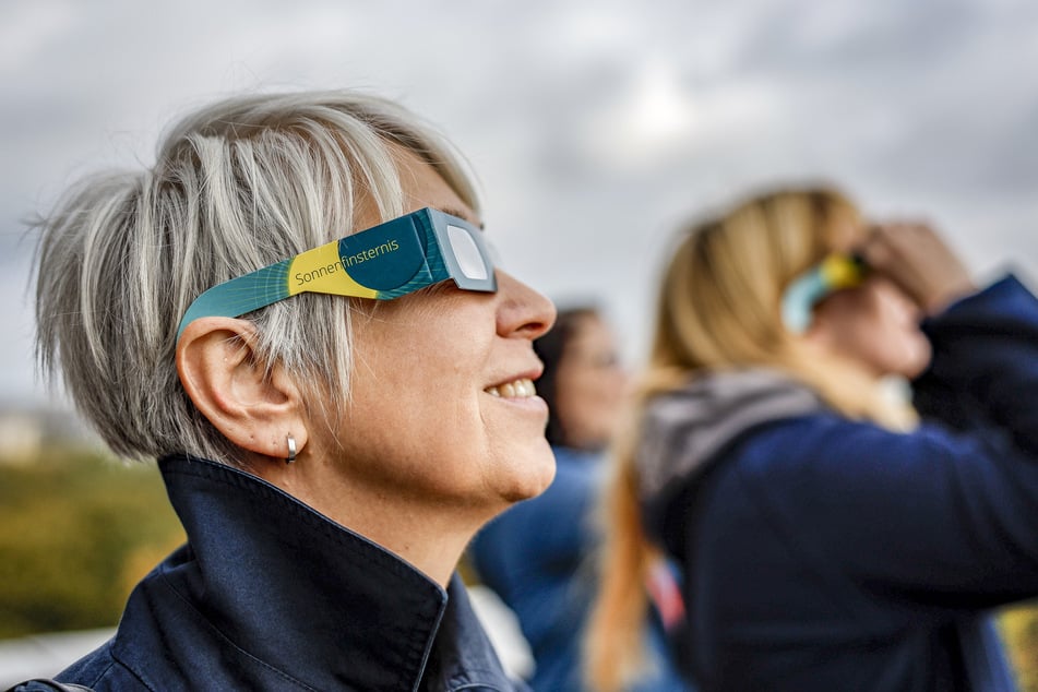 Man sollte die Sonnenfinsternis nur mit speziellen Brillen beobachten.