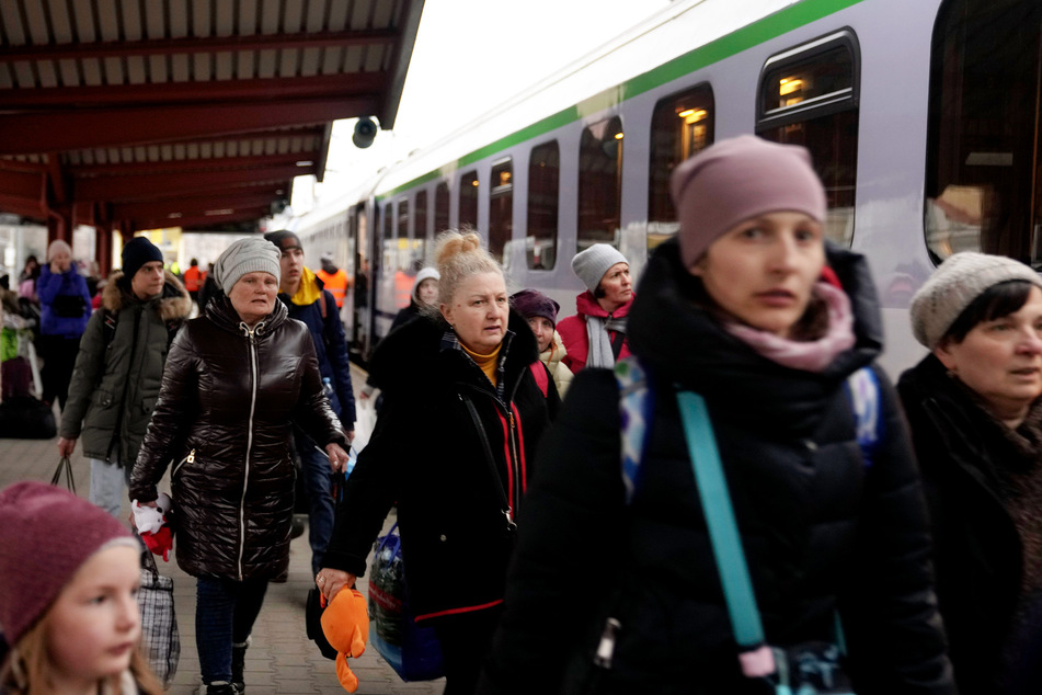 Flüchtlinge, die vor dem Krieg in der Ukraine fliehen, kommen am polnischen Bahnhof in Przemysl an.