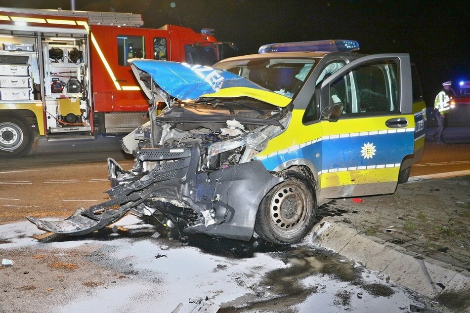 Das Polizeiauto krachte mit voller Wucht mit einem anderen Wagen zusammen.