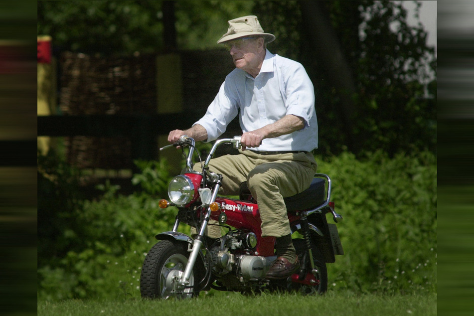 Prinz Philip, Herzog von Edinburgh, fährt auf einem Mini-Motorrad bei der Royal Windsor Horse Show im Mai 2002 vor. Der britische Prinz feiert am 10. Juni 2020 seinen 99. Geburtstag.