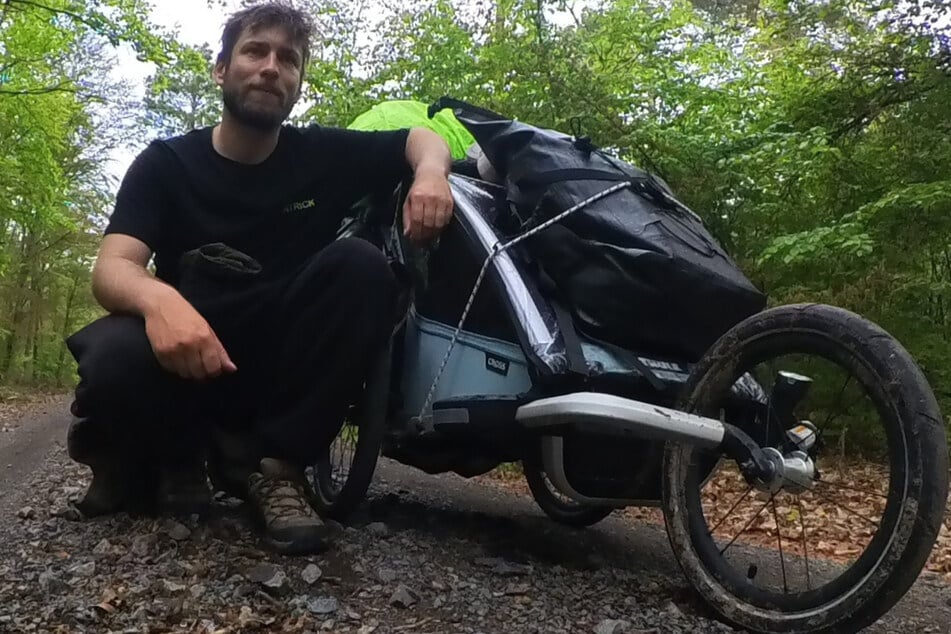 Patrick Keller (35) und sein rund 40 Kilogramm schwerer Thule. Wie viel der genau wiegt, weiß er nicht. Hauptsache, er kann ihn noch schieben.