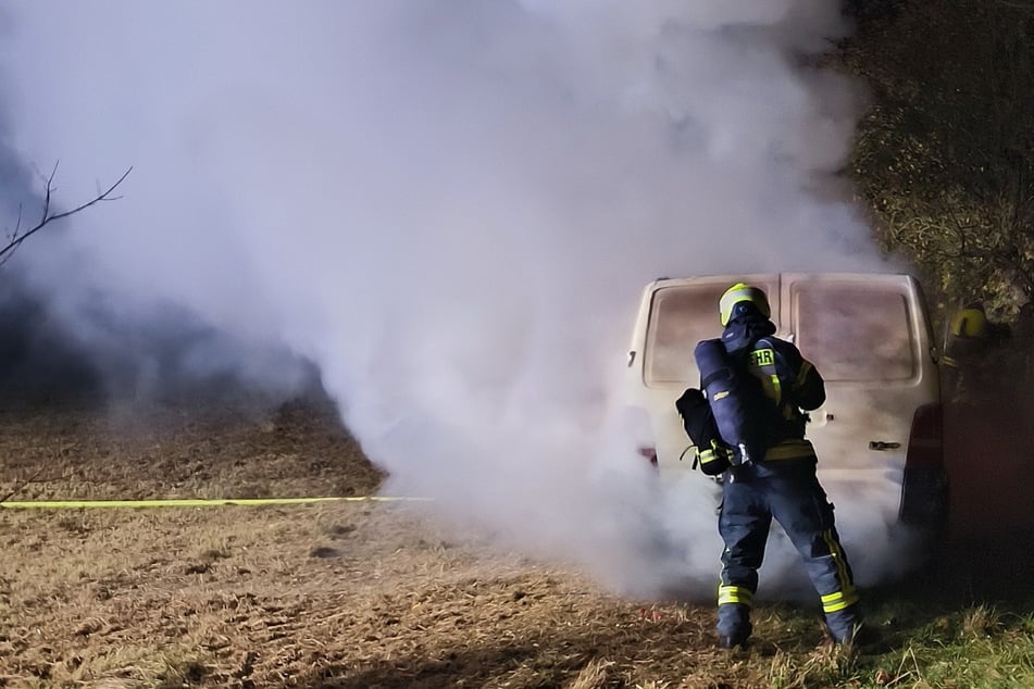 Mercedes brennt aus: Polizei ermittelt wegen Brandstiftung und sucht Zeugen