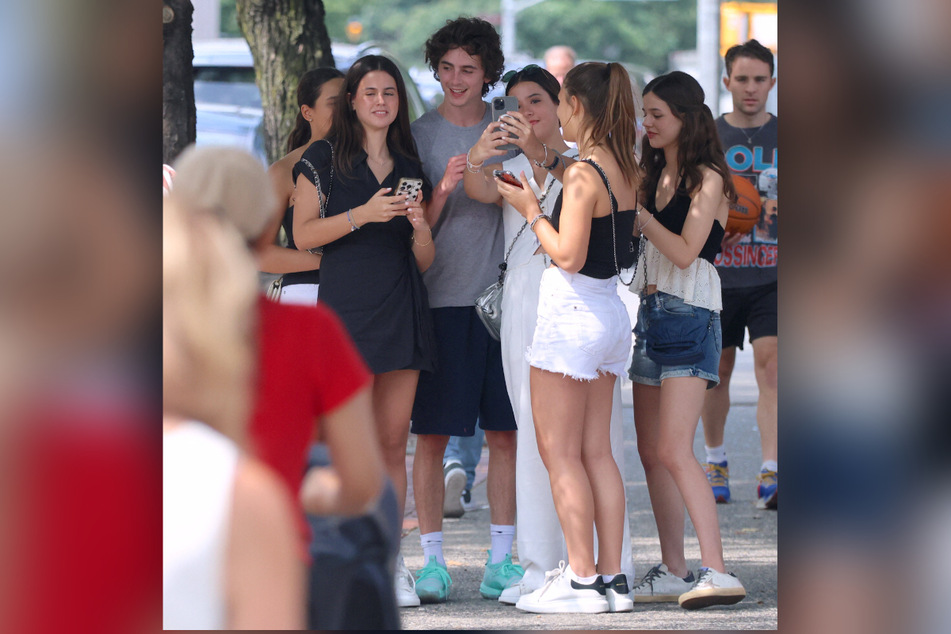 Der "Dune"-Star posierte danach für Selfies mit weiblichen Fans.