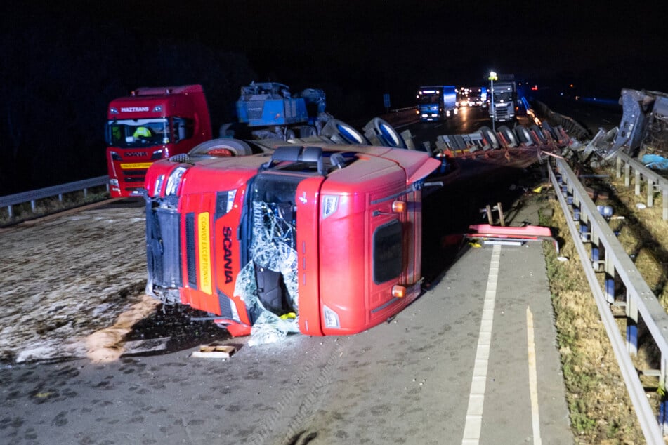 Unfall A2: A2 nach heftigem Unfall gesperrt: Schwertransporter mit Baukran kippt um - Einsatzstelle gleicht Trümmerfeld