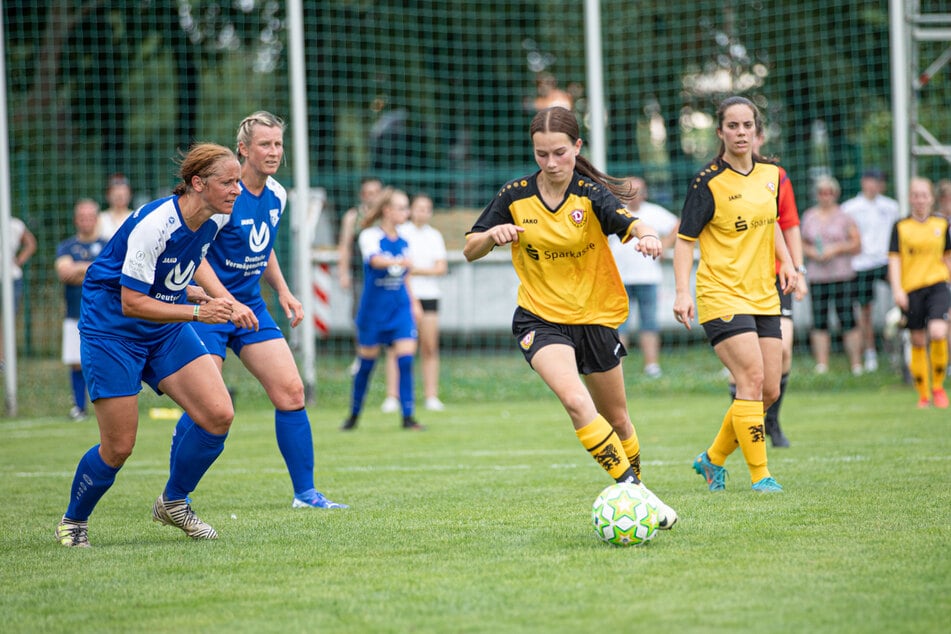 Im ersten Test der Vereinsgeschichte fuhren die Dynamo-Frauen einen klaren 12:3-Sieg gegen Langburkersdorf ein. Die zweite Partie fällt nun aber ins Wasser.