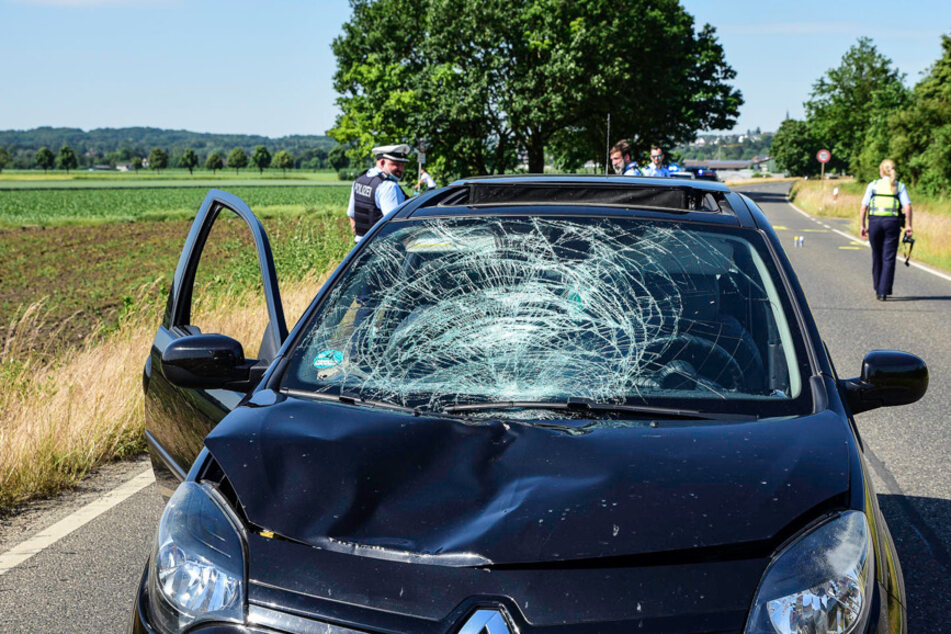 Tödlicher Unfall auf K7 in Brühl: Auto erfasst Frau frontal