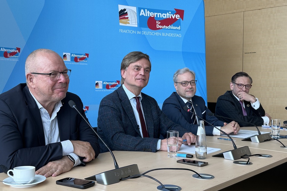 Der Erste Parlamentarische Geschäftsführer der AfD-Fraktion, Bernd Baumann (66, 2.v.l.), möchte nach dem Messerangriff nicht zur Tagesordnung übergehen.