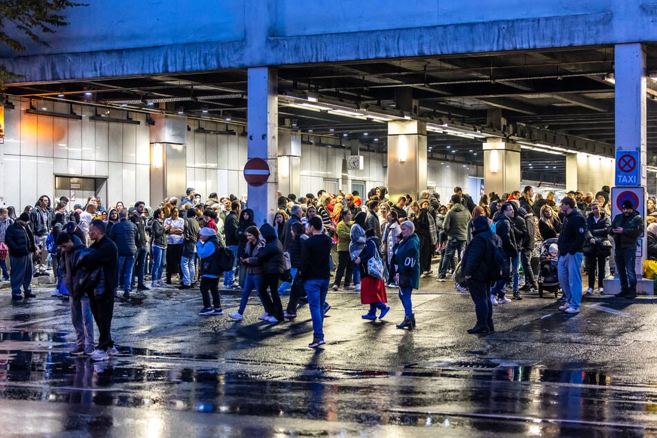 Die Lage außerhalb des Gebäudes war trotz der Aufregung ruhig.