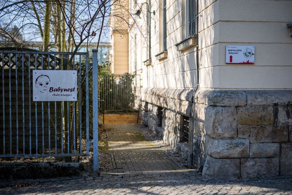 Sichtgeschützt: In Not geratene Mütter, die ihr Neugeborenes abgeben wollen, sollen sich sicher und unerkannt fühlen. In der Babyklappe befinden sich Identitätskarten, die mitgenommen werden können, falls es sich die Mutter später anders überlegt.