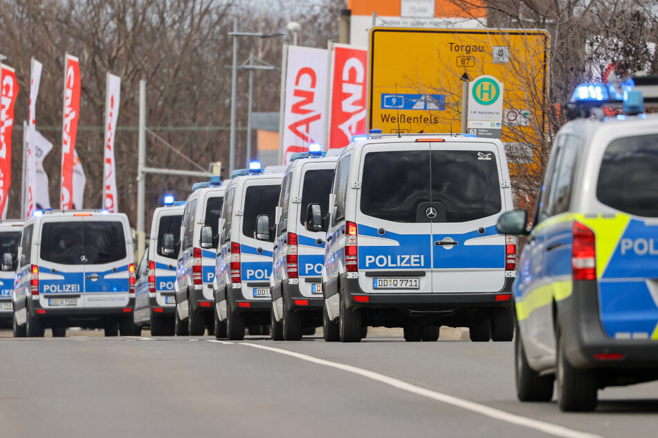 In Leipzig sicherte ein Großaufgebot der Polizei ein Autokorso gegen die Corona-Maßnahmen. Am Wochenende in Dresden wird keine "Querdenken"-Demo stattfinden. Infektionsrechtliche Bedenken konnte der Veranstalter nicht ausräumen.