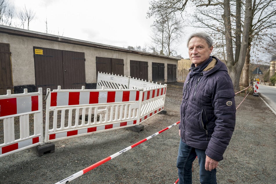 Stadtrat Thomas Roßbach (67, SPD) steht vor der Absperrung.