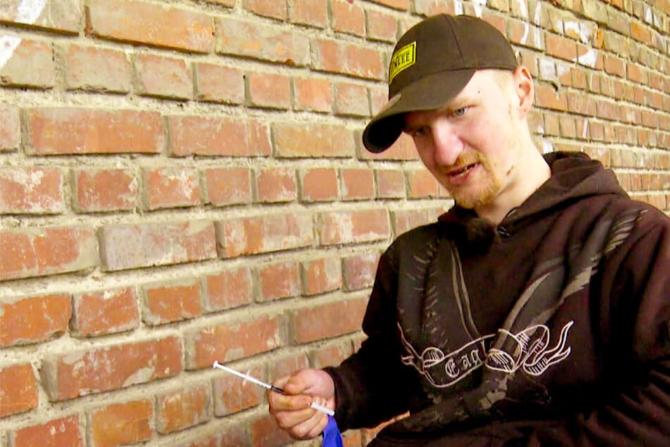 Als Junkie Alex sich mitten im Müll Schuss Heroin setzt, offenbart er traurige Diagnose